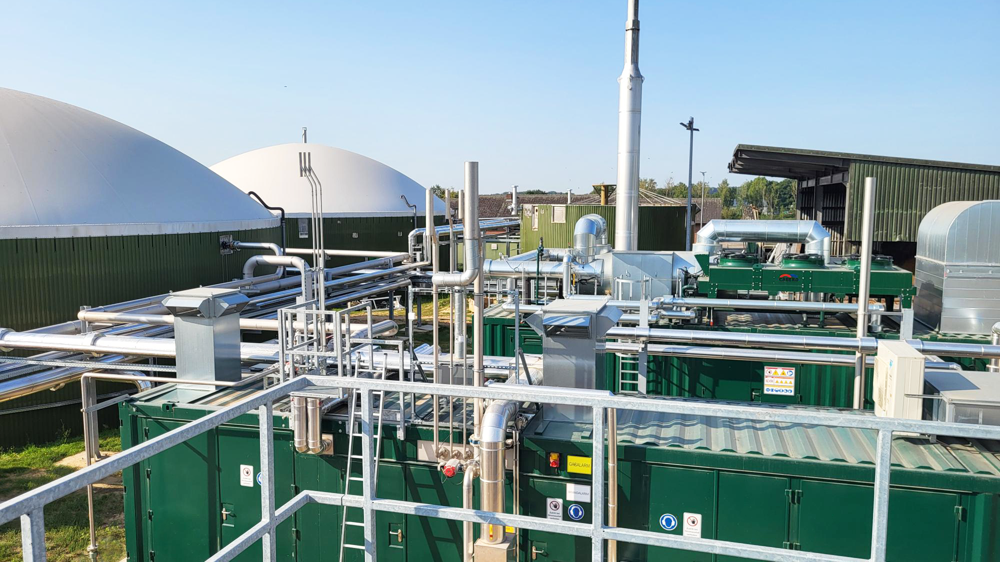 Die kompakte EnviThan Gasaufbereitungsanlage bereitet das Rohbiogas in Heiligengrabe auf Netzwerkqualität auf. Foto: Loick Bioenergie GmbH