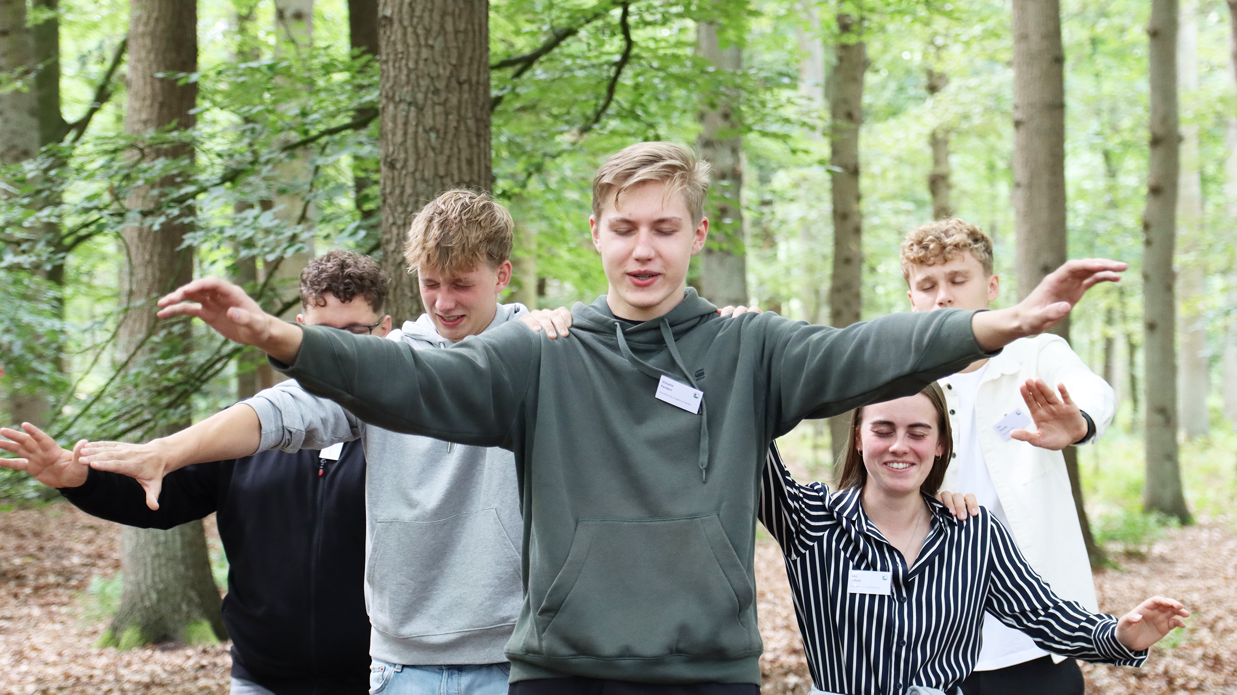 Mit geschlossenen Augen zum Teamziel – die Azubis meistern gemeinsam ein Orientierungsspiel im Wald.