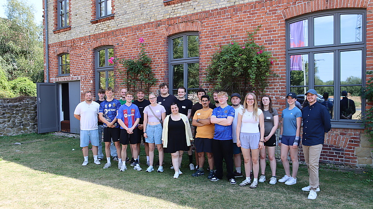 Neue und erfahrene EnviTec-Azubis starten gemeinsam beim Onboarding-Event auf dem Hof Beverland.